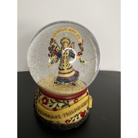 ❄️ Vintage Musical Snow Globe – "Celebrate Friendship" – A Heartwarming Keepsake - Picture 4 of 10